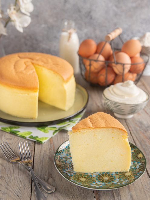 Cotton cake soffice tagliata a fette, con mollica gialla e sofficissima in primo piano