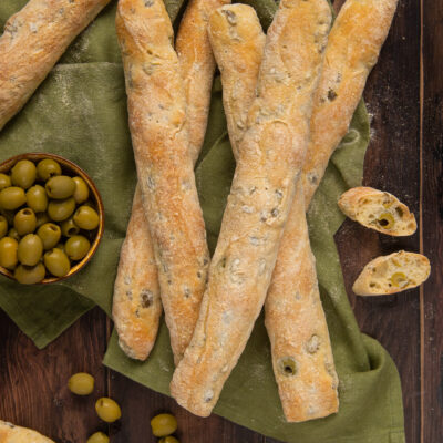 Filloncini alle olive appena sfornati con crosta dorata, alcuni tagliati a mostrare la mollica