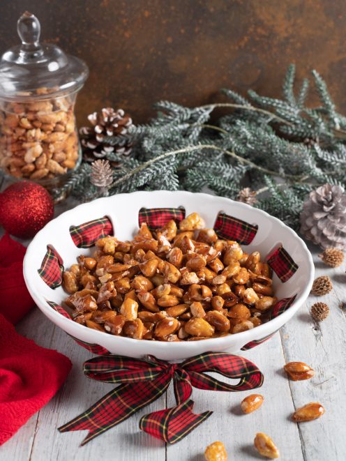 Mandorle pralinate ricoperte di caramello dorato e lucido, servite in abbondanza