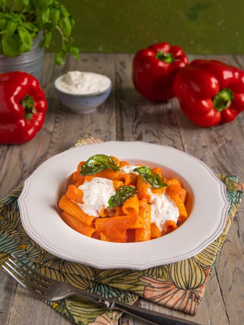 Pasta alla crema di peperoni con cucchiaiate di stracciatella e foglie di basilico fritto