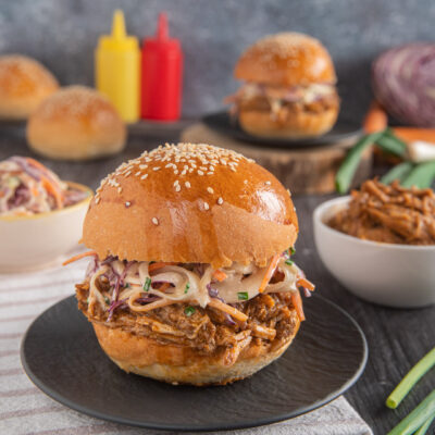 Pulled pork in panino ai semi di sesamo con coleslaw di cavolo e carota