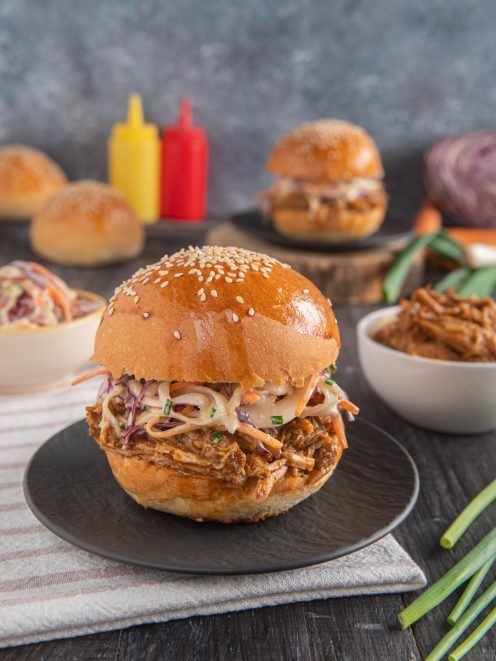 Pulled pork in panino ai semi di sesamo con coleslaw di cavolo e carota