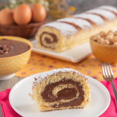 Rotolo alla Nutella affettato con spirale di crema al cioccolato e zucchero a velo