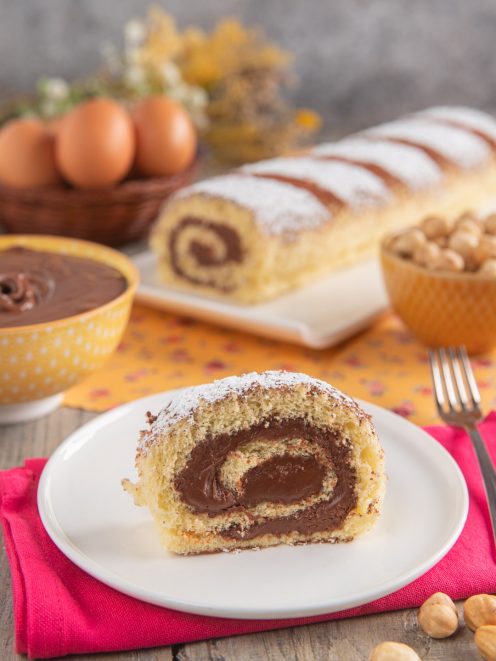 Rotolo alla Nutella affettato con spirale di crema al cioccolato e zucchero a velo