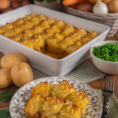 Shepherd's pie con copertura di purè di patate gratinato e ripieno di carne macinata e piselli