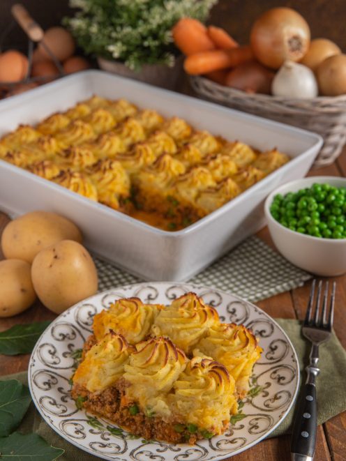Shepherd's pie con copertura di purè di patate gratinato e ripieno di carne macinata e piselli