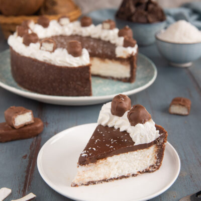 Torta Bounty a fette con base al cioccolato, cuore al cocco e ciuffi di panna montata