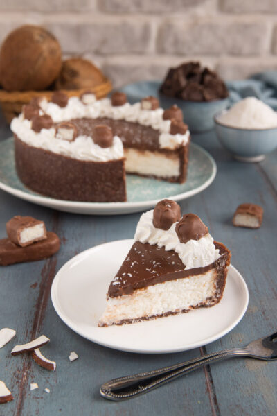 Torta Bounty a fette con base al cioccolato, cuore al cocco e ciuffi di panna montata