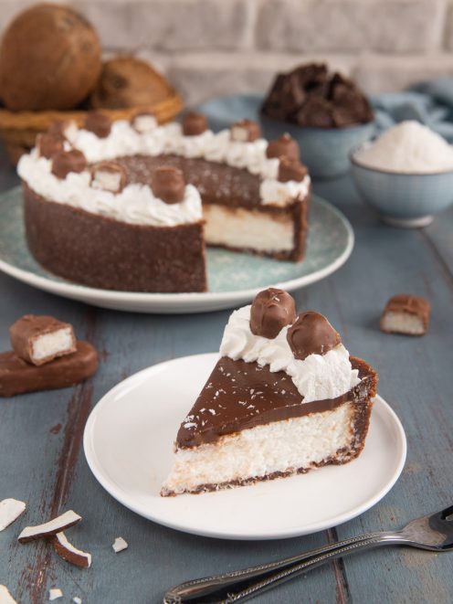 Torta Bounty a fette con base al cioccolato, cuore al cocco e ciuffi di panna montata