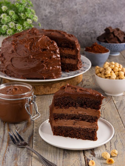 Torta alla Nutella a strati con crema al cioccolato, una fetta servita in primo piano