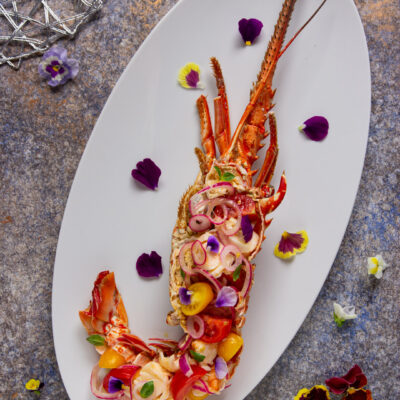 Aragosta alla catalana con pomodorini, cipolla di Tropea e fiori eduli