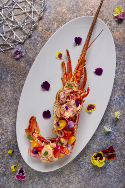 Aragosta alla catalana con pomodorini, cipolla di Tropea e fiori eduli