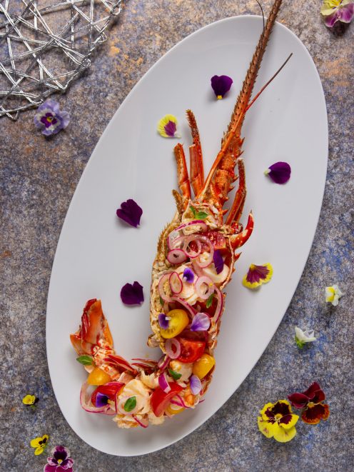 Aragosta alla catalana con pomodorini, cipolla di Tropea e fiori eduli