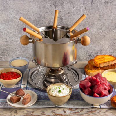 Fonduta bourguignonne con bocconcini di carne cruda, salse di accompagnamento e pane tostato