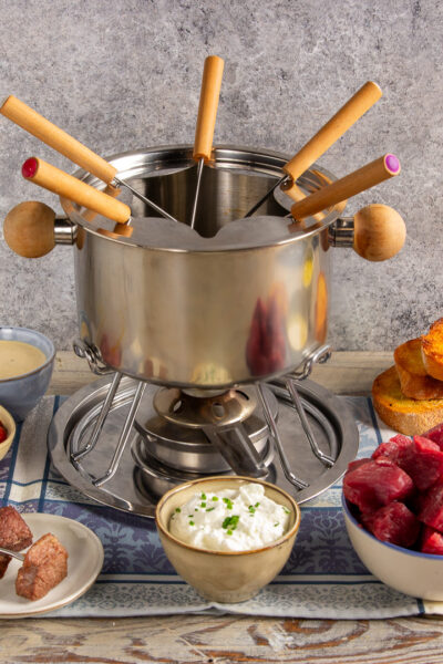 Fonduta bourguignonne con bocconcini di carne cruda, salse di accompagnamento e pane tostato