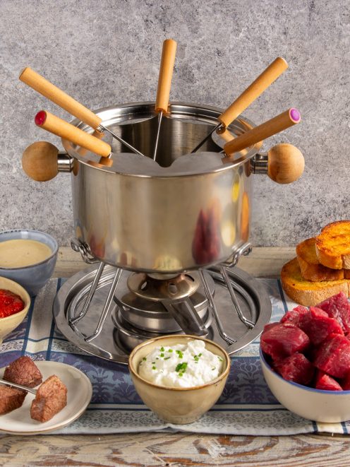 Fonduta bourguignonne con bocconcini di carne cruda, salse di accompagnamento e pane tostato