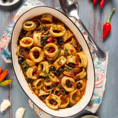 Calamari in umido con olive nere, sugo di pomodoro, peperoncino e prezzemolo