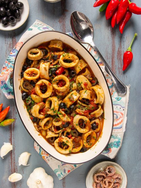Calamari in umido con olive nere, sugo di pomodoro, peperoncino e prezzemolo
