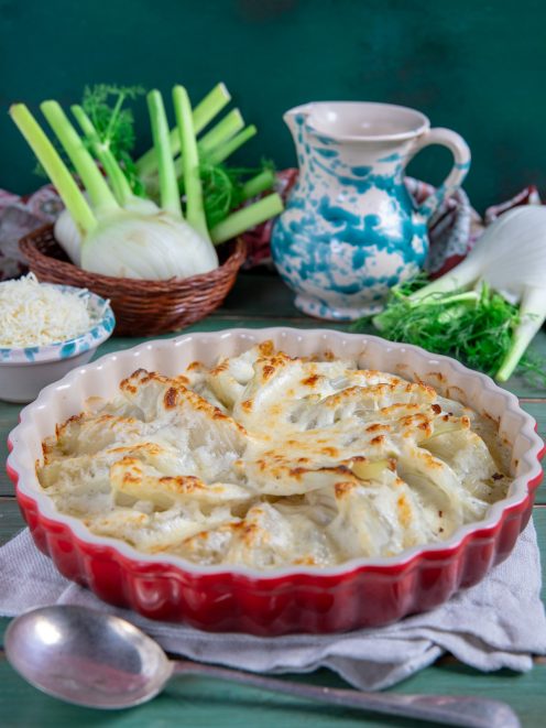 Finocchi al forno gratinati con besciamella dorata, disposti a ventaglio nella teglia