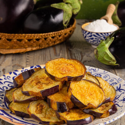 Melanzane fritte a fette dorate e croccanti, impilate e servite