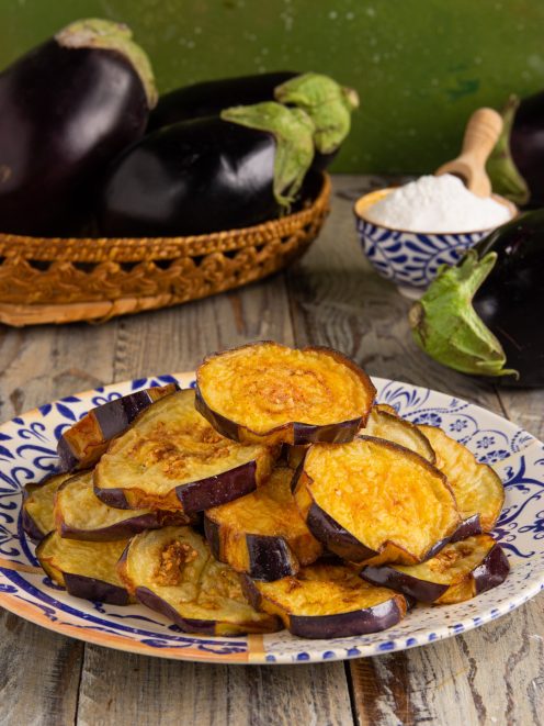 Melanzane fritte a fette dorate e croccanti, impilate e servite