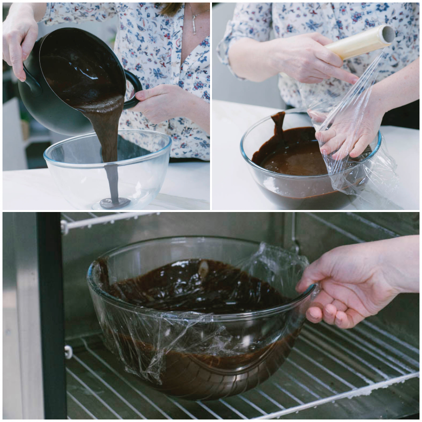 Glassa al cioccolato versata in una ciotola, coperta con pellicola a contatto e riposta in frigorifero