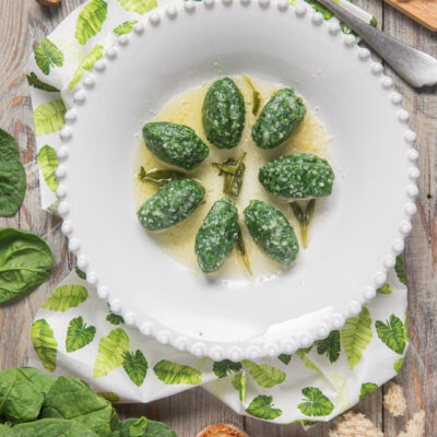 Strangolapreti agli spinaci conditi con burro fuso e foglie di salvia, spolverati di parmigiano