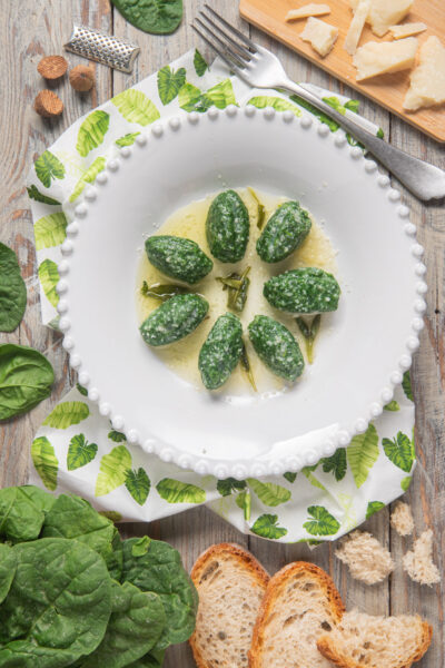 Strangolapreti agli spinaci conditi con burro fuso e foglie di salvia, spolverati di parmigiano