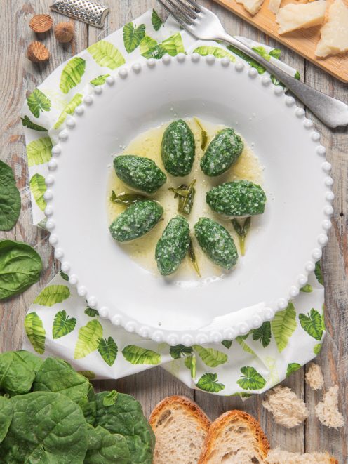 Strangolapreti agli spinaci conditi con burro fuso e foglie di salvia, spolverati di parmigiano