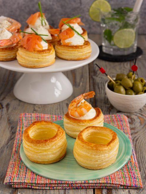 Vol-au-vent di pasta sfoglia farciti con salmone affumicato, gamberetti e crema, guarniti con erba cipollina