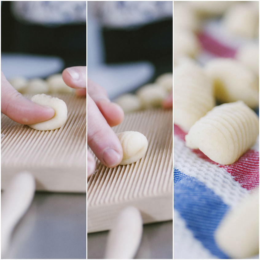 Gnocchi rigati sul riga gnocchi: le dita scorrono l'impasto per formare le scanalature
