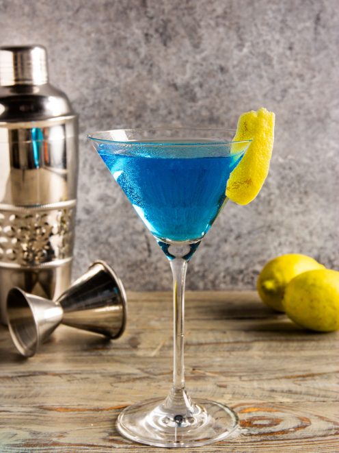 Angelo azzurro servito in coppa martini con una scorza di limone sul bordo