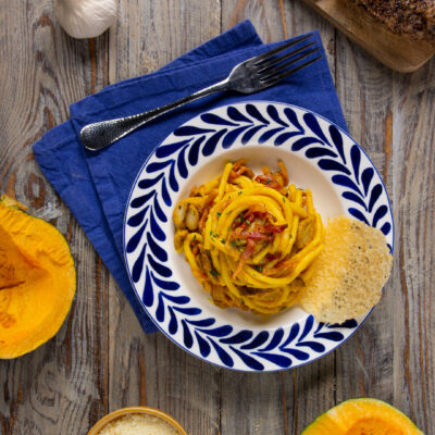 Bigoli con crema di zucca e guanciale, serviti con una cialda di parmigiano croccante