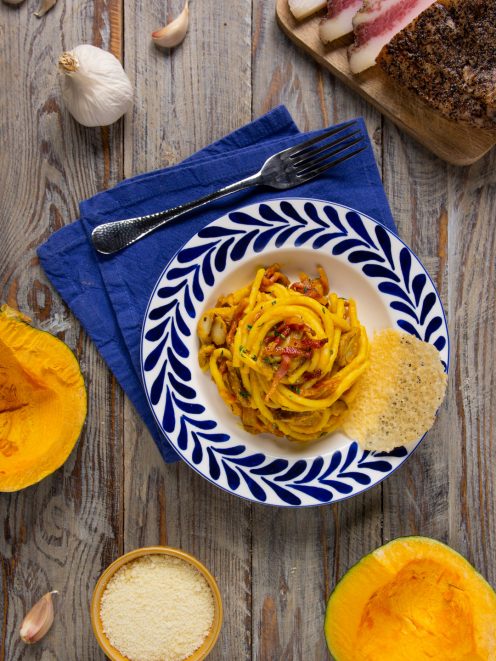 Bigoli con crema di zucca e guanciale, serviti con una cialda di parmigiano croccante