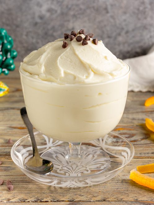 Crema di ricotta soffice servita in coppa, guarnita con gocce di cioccolato