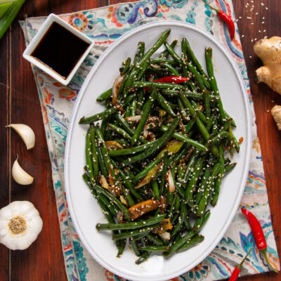 Fagiolini all'orientale saltati con cipollotti, peperoncino e semi di sesamo