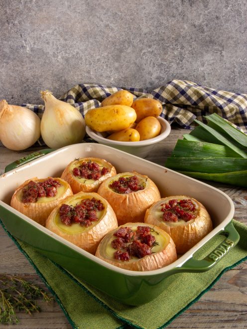 Cipolle al forno con crema di patate e cotechino.
