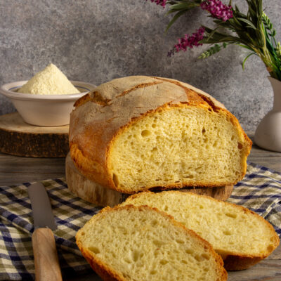 Pane di semola affettato con crosta dorata e mollica alveolata ben visibile