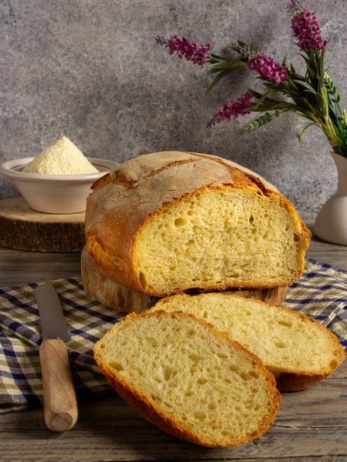 Pane di semola affettato con crosta dorata e mollica alveolata ben visibile