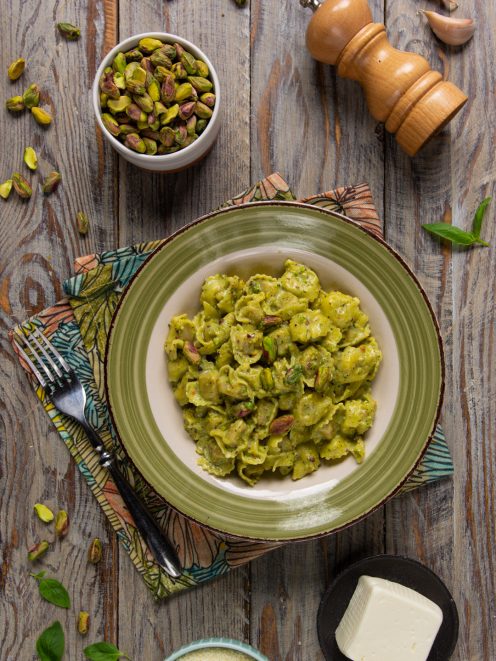 Tortellini al pesto di pistacchi e crema di stracchino un primo piatto semplice e sfiziosissimo
