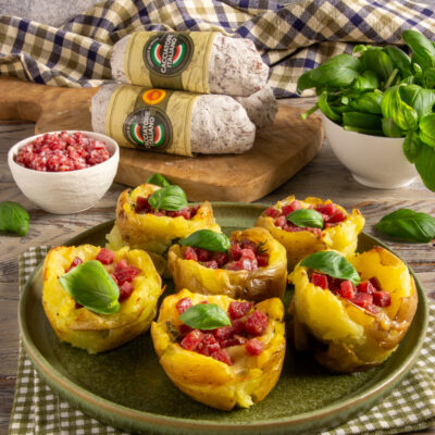 Cupcake di patate schiacciate farciti con salame a cubetti e foglie di basilico fresco