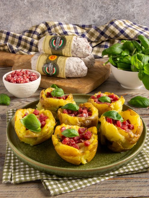 Cupcake di patate schiacciate farciti con salame a cubetti e foglie di basilico fresco