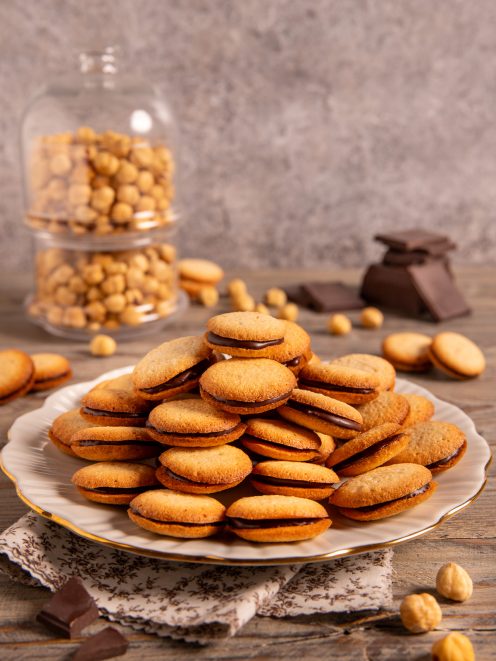 Damine deliziosi biscottini piemontesi con cialdine di nocciole e ripieno di cioccolato