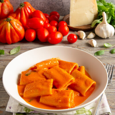 Paccheri alla Vittorio con cremosa salsa di pomodoro e basilico fresco