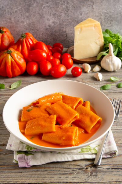 Paccheri alla Vittorio con cremosa salsa di pomodoro e basilico fresco