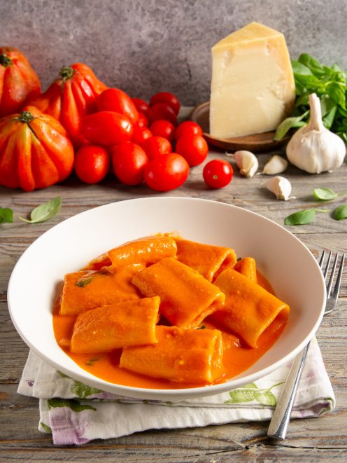 Paccheri alla Vittorio con cremosa salsa di pomodoro e basilico fresco