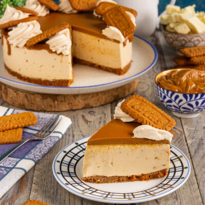 Torta Lotus con base di biscotti, crema al caramello e ciuffi di panna, una fetta servita in primo piano