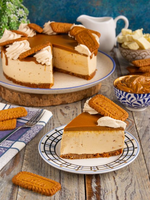 Torta Lotus con base di biscotti, crema al caramello e ciuffi di panna, una fetta servita in primo piano