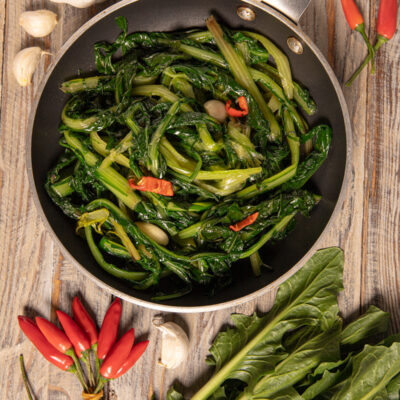 Catalogna in padella saltata con aglio e peperoncino rosso