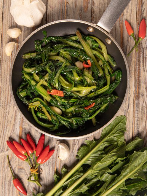 Catalogna in padella saltata con aglio e peperoncino rosso